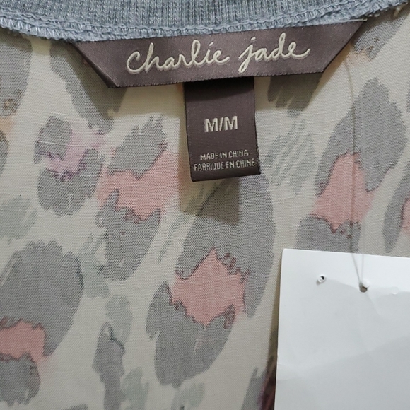🆕 CHARLIE JADE - NWT PRINTED TOP - Picture 2 of 5
